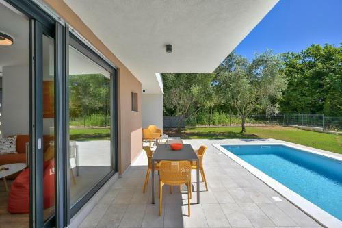 Villa Solis-modern Villa For A Romantic Retreat, Heated Pool