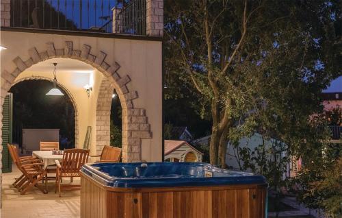 Beautiful Home In Liznjan With 4 Bedrooms