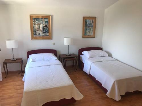 Apartment In Maslinica 70m From The Sea