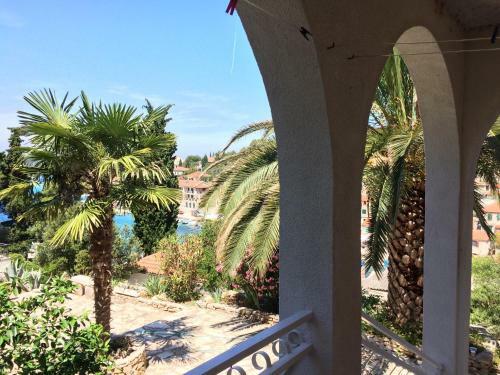 Apartment In Maslinica 70m From The Sea