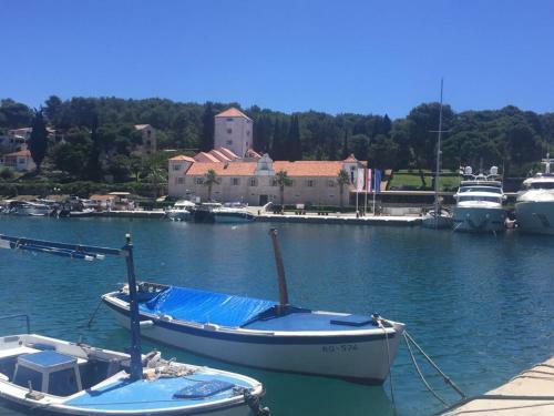 Apartment In Maslinica 70m From The Sea