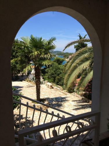 Apartment In Maslinica 70m From The Sea