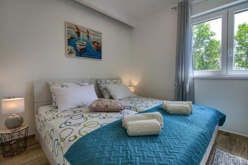 New Luxury Villa With Heated Pool