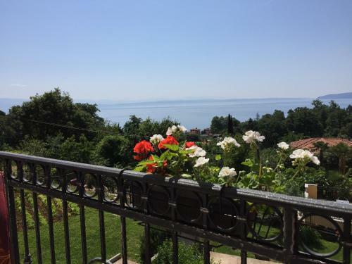 Spacious Sea View Apartment With Garden In Lovran