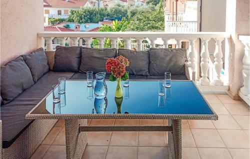 Amazing Apartment In Lopar With 3 Bedrooms