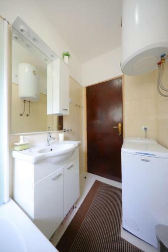 Apartments By The Sea Molat - 18433