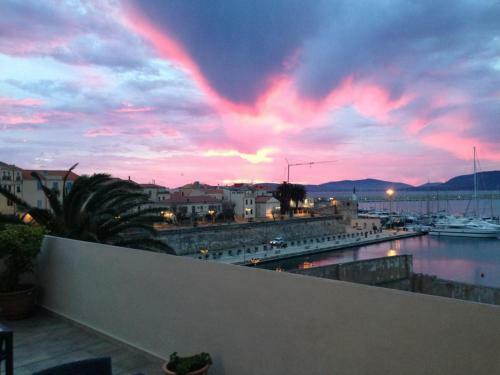 Bed & Breakfast La Terrazza Sul Porto - Guest House