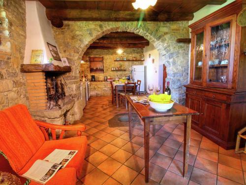 Apartamentos Modish Farmhouse In Ortignano With Swimming Pool