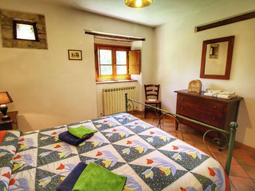 Apartamentos Modish Farmhouse In Ortignano With Swimming Pool