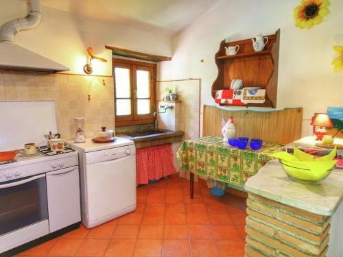 Apartamentos Modish Farmhouse In Ortignano With Swimming Pool