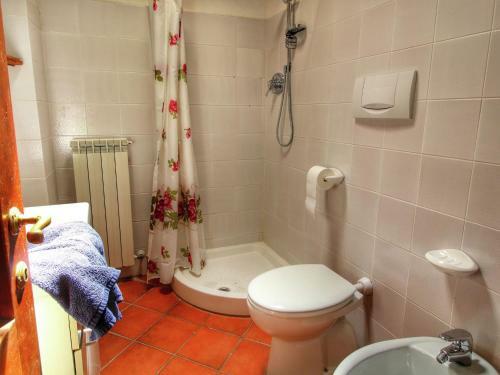 Apartamentos Modish Farmhouse In Ortignano With Swimming Pool