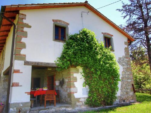 Apartamentos Modish Farmhouse In Ortignano With Swimming Pool