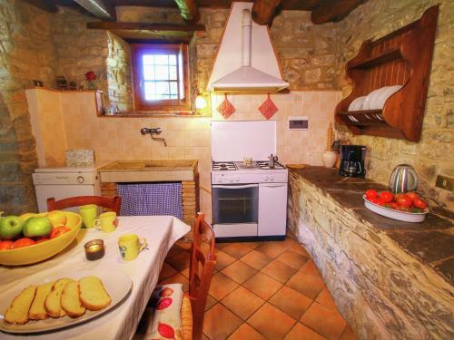 Apartamentos Modish Farmhouse In Ortignano With Swimming Pool