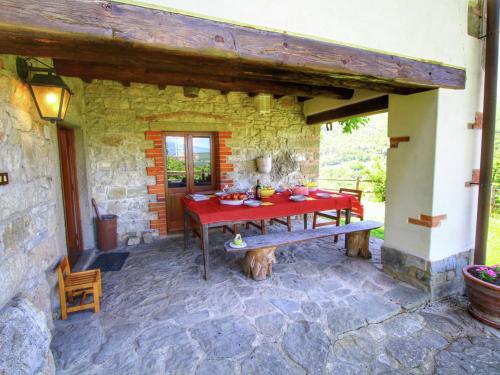 Apartamentos Modish Farmhouse In Ortignano With Swimming Pool