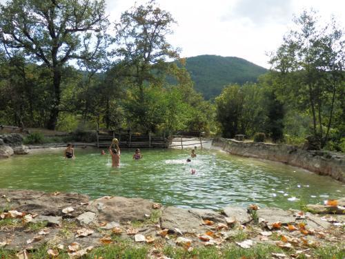 Apartamentos Modish Farmhouse In Ortignano With Swimming Pool