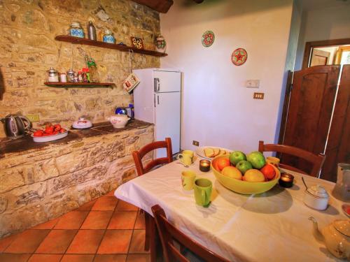 Apartamentos Modish Farmhouse In Ortignano With Swimming Pool