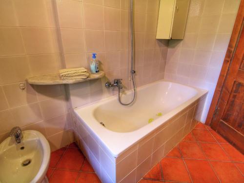 Apartamentos Modish Farmhouse In Ortignano With Swimming Pool