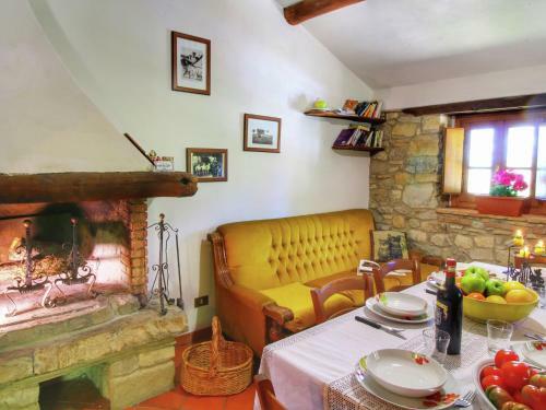 Apartamentos Modish Farmhouse In Ortignano With Swimming Pool