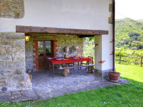Apartamentos Modish Farmhouse In Ortignano With Swimming Pool