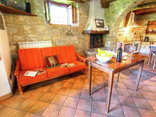 Apartamentos Modish Farmhouse In Ortignano With Swimming Pool
