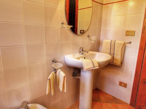 Apartamentos Modish Farmhouse In Ortignano With Swimming Pool
