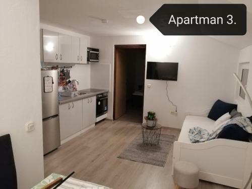 Apartment Happy 3, Pakostane