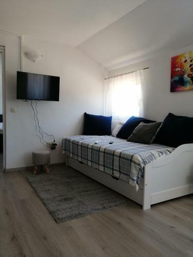 Apartment Happy 3, Pakostane