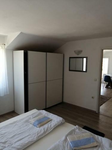 Apartment Happy 3, Pakostane