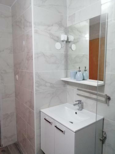 Apartment Happy 3, Pakostane