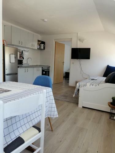 Apartment Happy 3, Pakostane