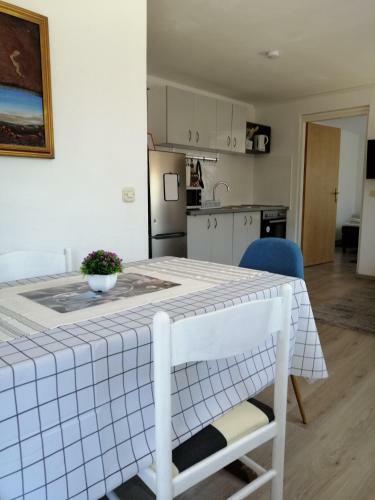 Apartment Happy 3, Pakostane