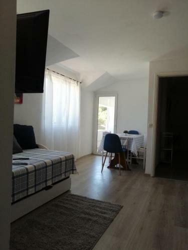Apartment Happy 3, Pakostane