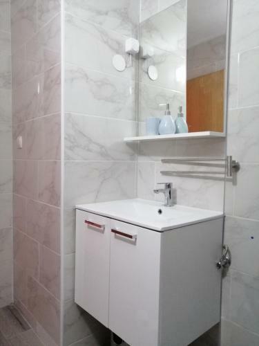 Apartment Happy 3, Pakostane