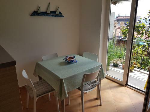 Sunny Apartment 150 M From The Sea