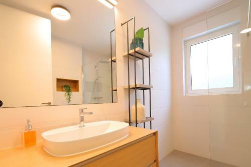 Designed Apartment With Swimming Pool Near The Beach