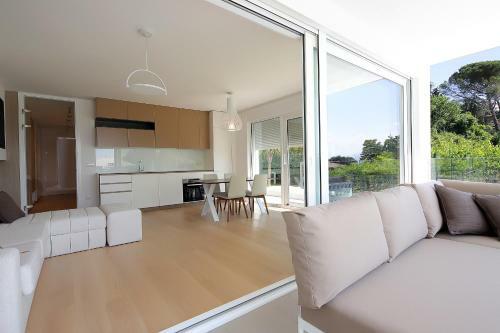 Designed Apartment With Swimming Pool Near The Beach