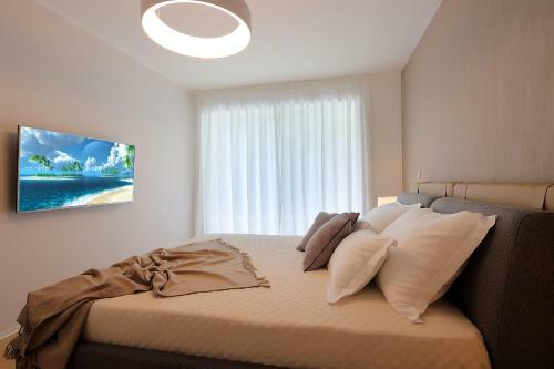 Designed Apartment With Swimming Pool Near The Beach