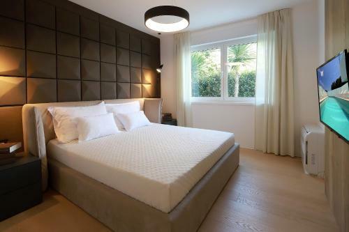 Designed Apartment With Swimming Pool Near The Beach