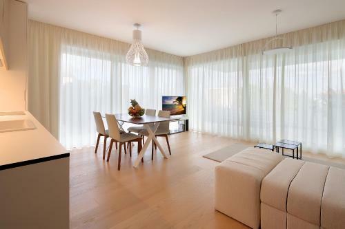 Designed Apartment With Swimming Pool Near The Beach