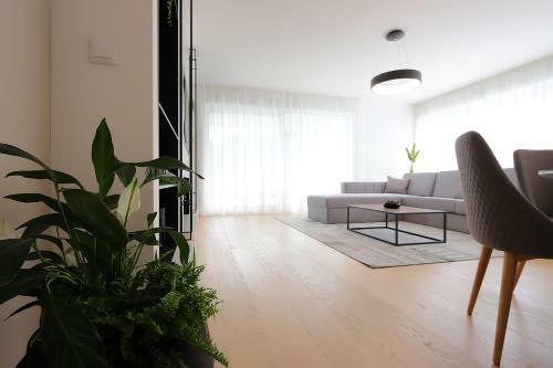 Designed Apartment With Swimming Pool Near The Beach