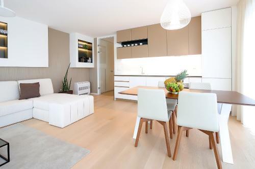 Designed Apartment With Swimming Pool Near The Beach
