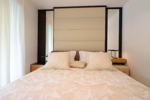 Designed Apartment With Swimming Pool Near The Beach