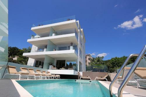 Designed Apartment With Swimming Pool Near The Beach