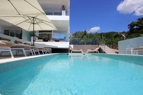 Designed Apartment With Swimming Pool Near The Beach