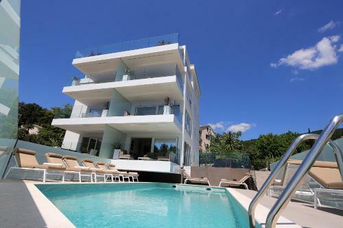 Designed Apartment With Swimming Pool Near The Beach