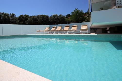 Designed Apartment With Swimming Pool Near The Beach