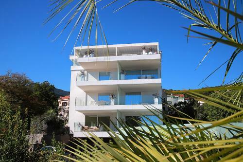 Designed Apartment With Swimming Pool Near The Beach