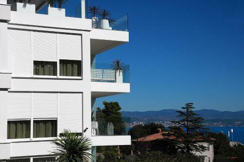 Designed Apartment With Swimming Pool Near The Beach