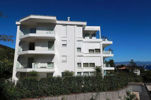 Designed Apartment With Swimming Pool Near The Beach