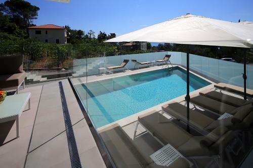 Designed Apartment With Swimming Pool Near The Beach